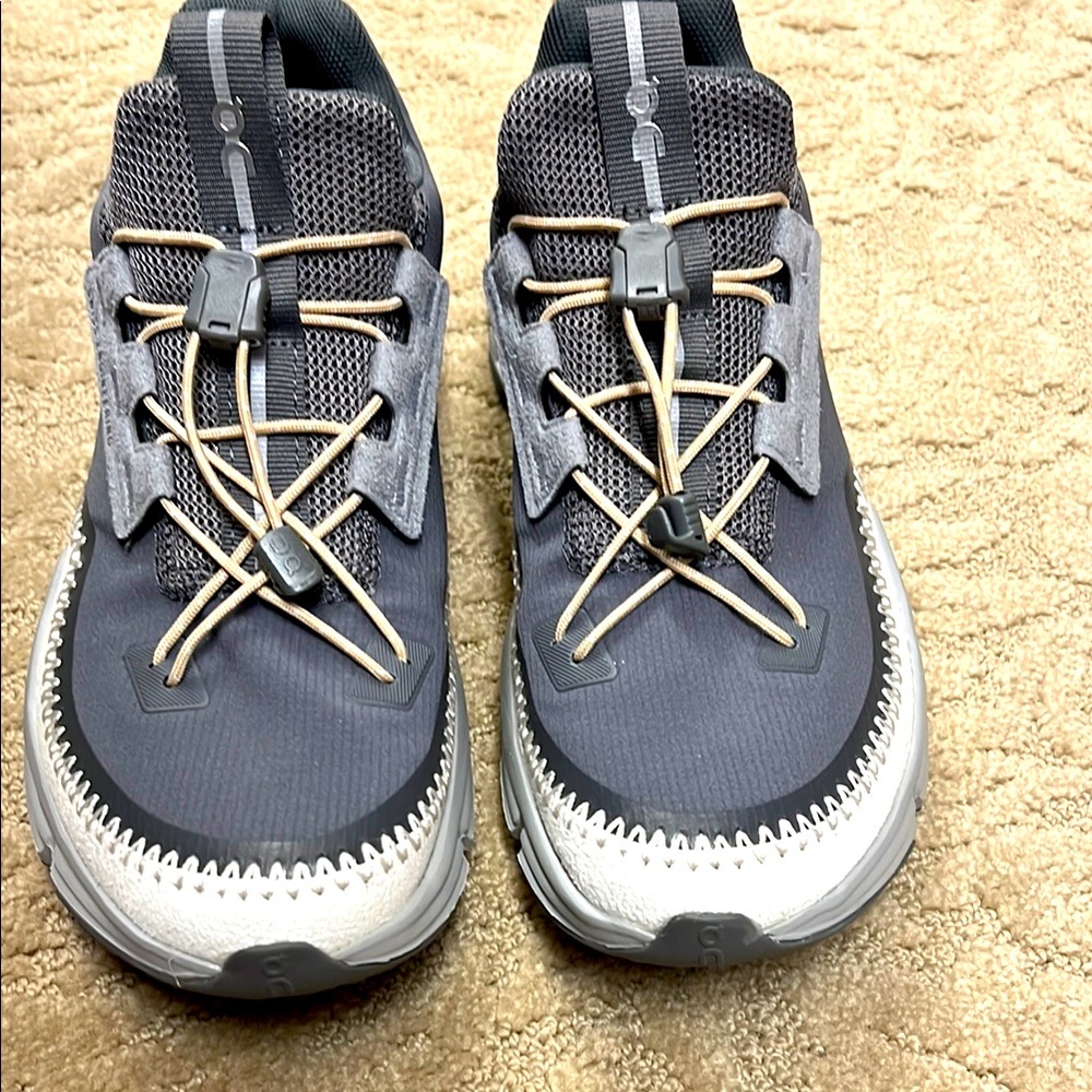 On Running Women’s New Cloudaway Gray Size 6 sneakers.